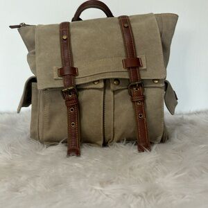 Men’s bagback with two side pockets and iPad section.